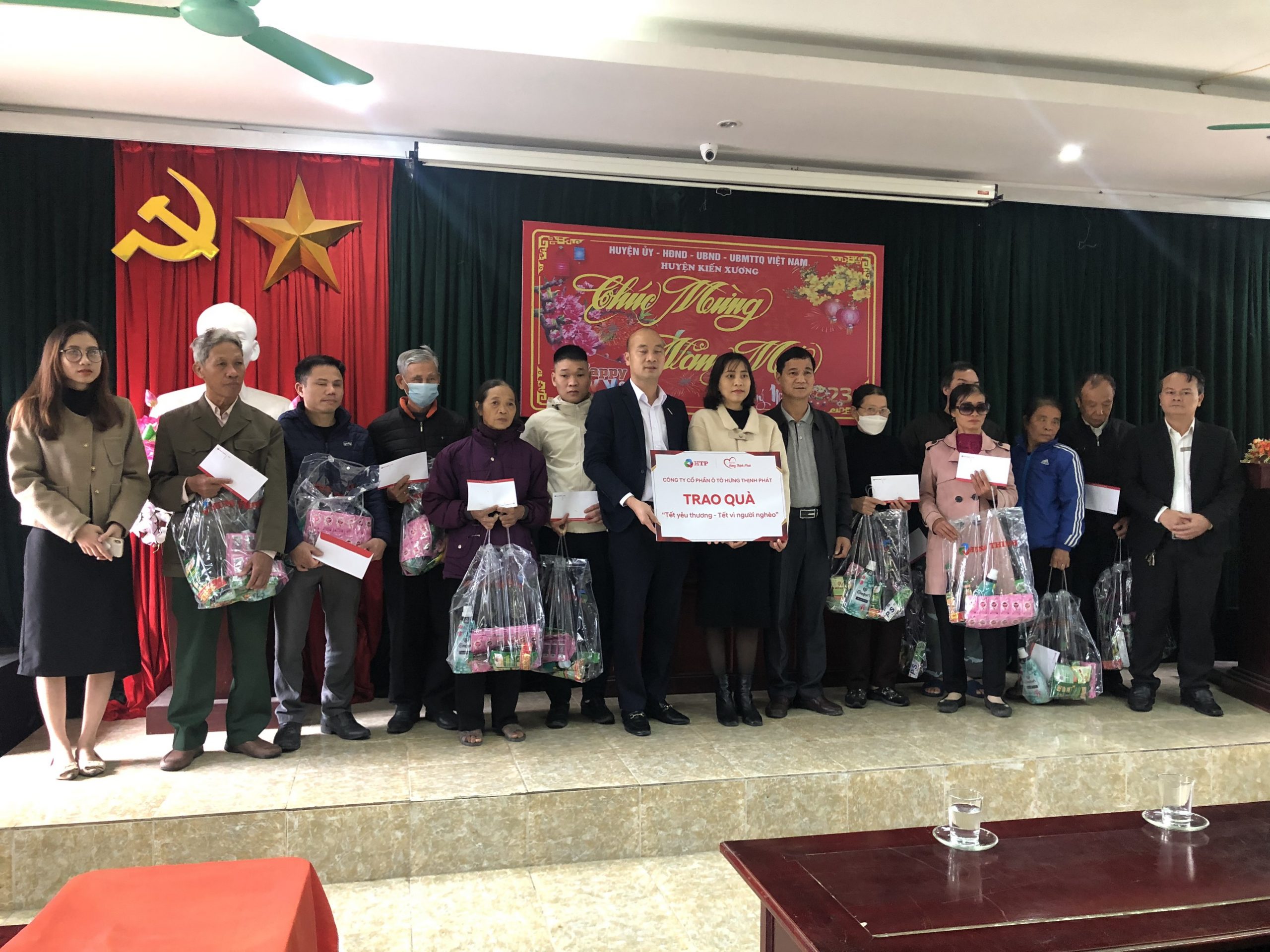 Tập đoàn Hưng Thịnh trao quà "Tết yêu thương - Tết vì người nghèo" xuân Quý Mão 2023