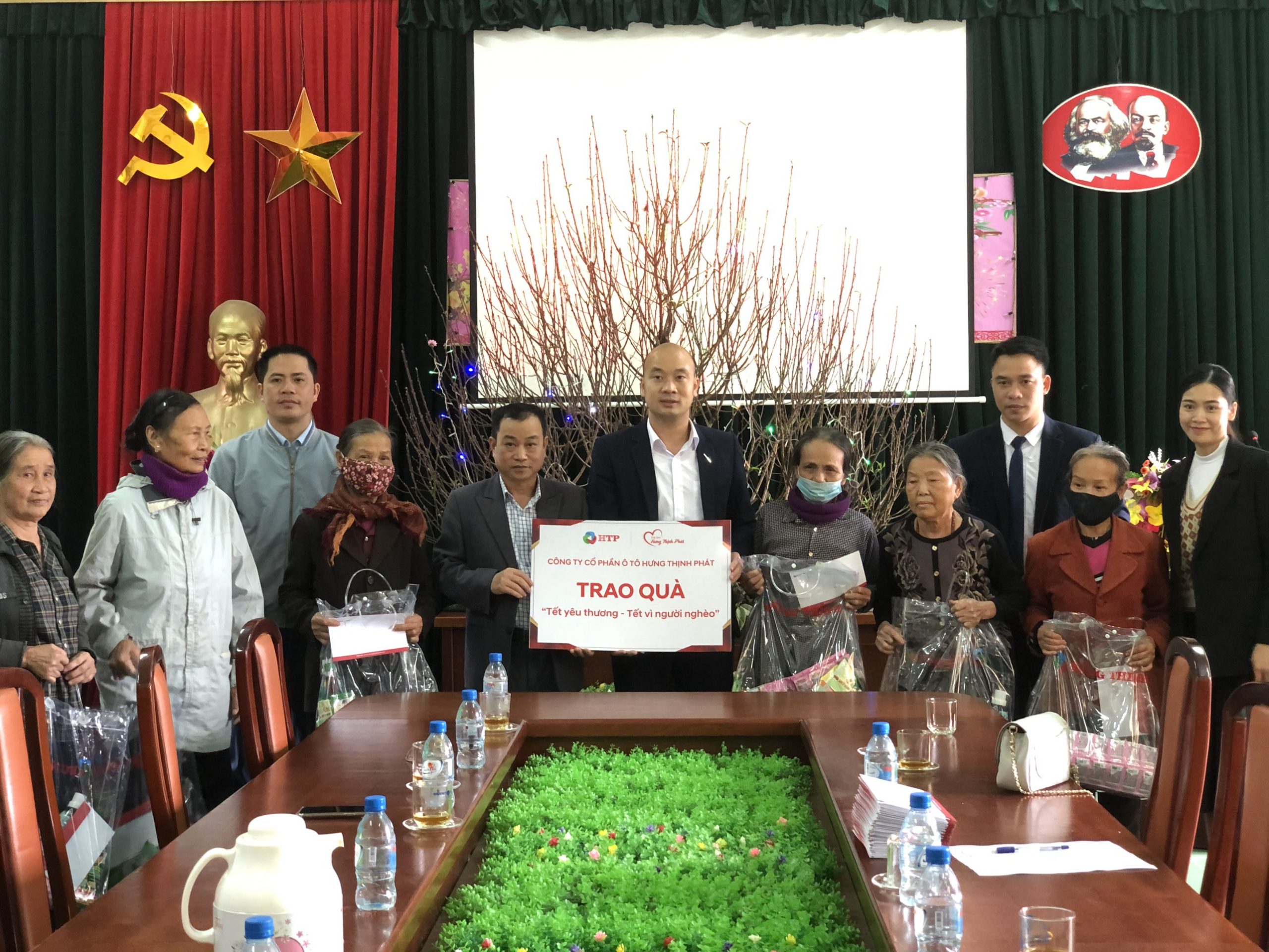 Tập đoàn Hưng Thịnh trao quà "Tết yêu thương - Tết vì người nghèo" xuân Quý Mão 2023