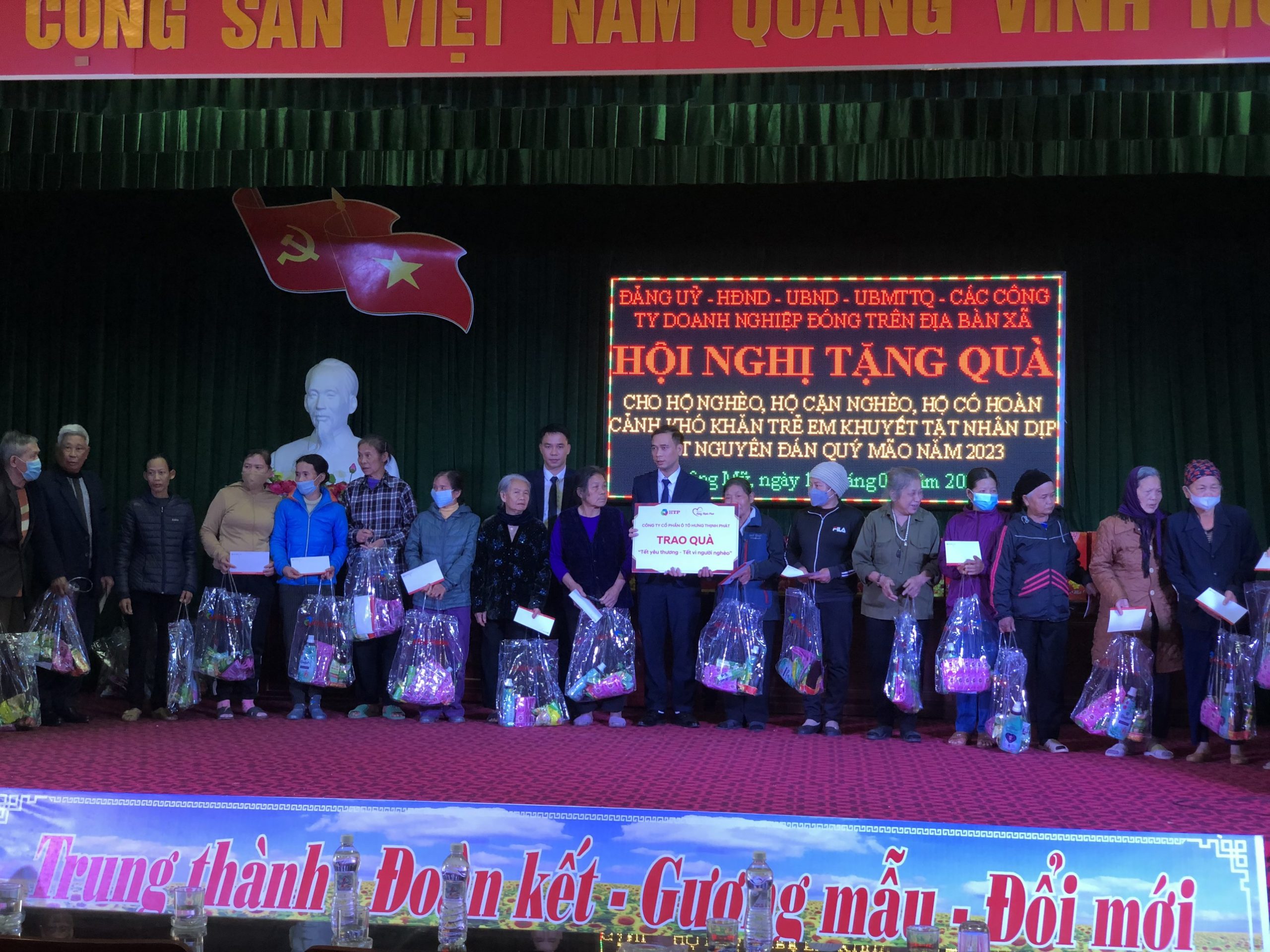Tập đoàn Hưng Thịnh trao quà "Tết yêu thương - Tết vì người nghèo" xuân Quý Mão 2023