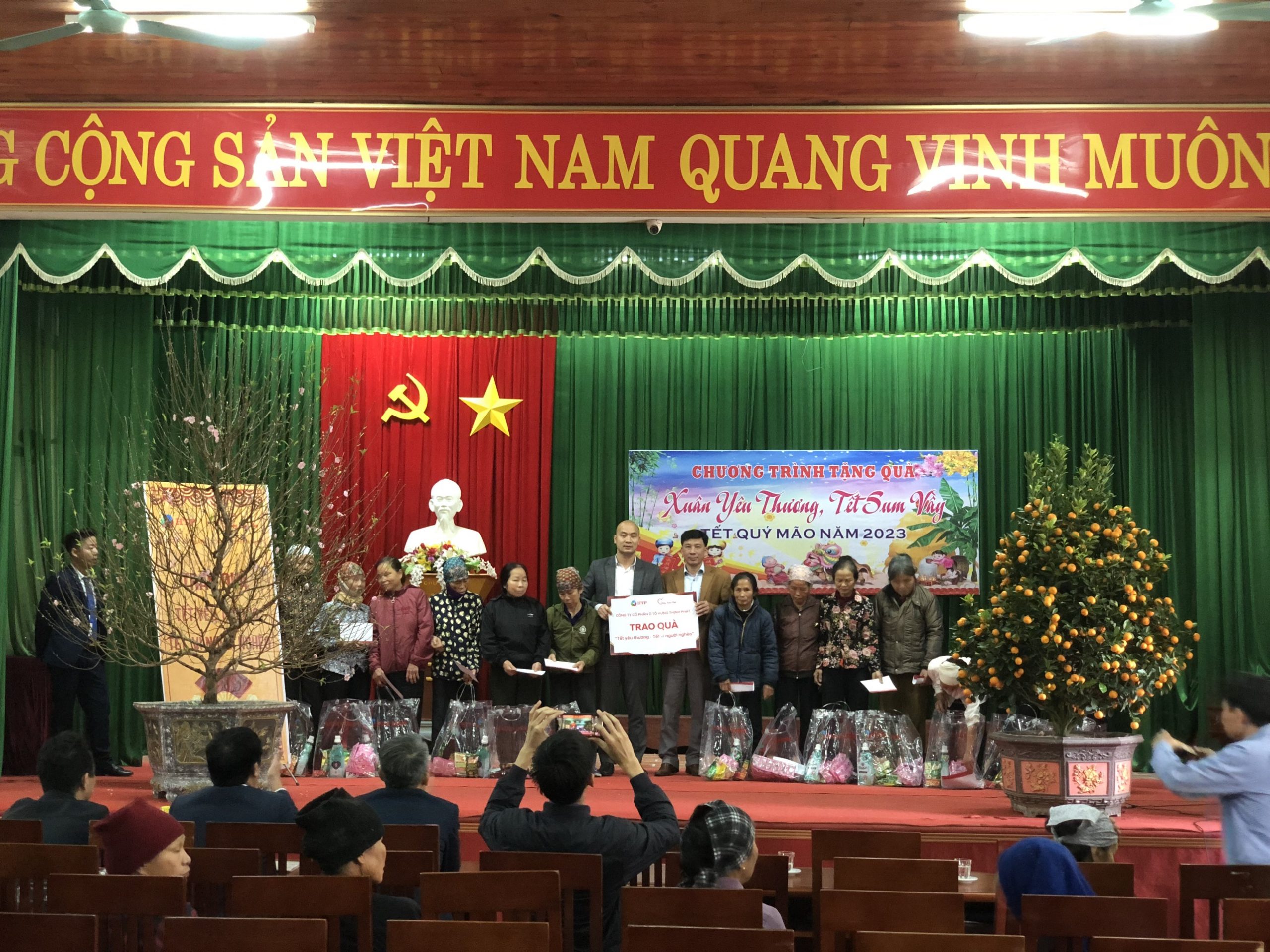 Tập đoàn Hưng Thịnh trao quà "Tết yêu thương - Tết vì người nghèo" xuân Quý Mão 2023